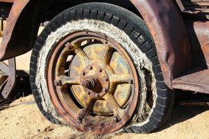 タイヤがいたずらされパンクしたら、車両保険は使える？
